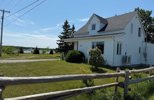 Petite-Lameque House | cozy house down the bay