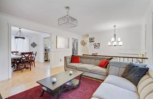 Saint-Hubert House | cozy house parking private Montreal