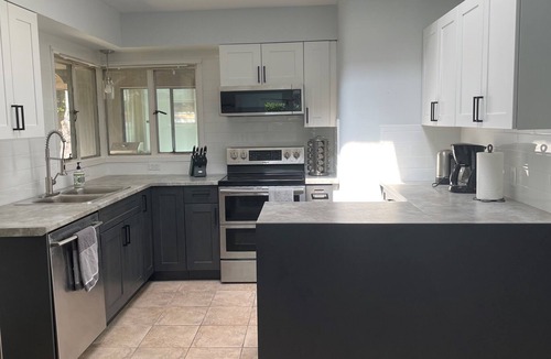 District of North Vancouver House | Cozy house with heated pool