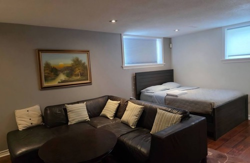 Ottawa Division House | Cozy Inlaw Suite 15 mins drive to the Airport