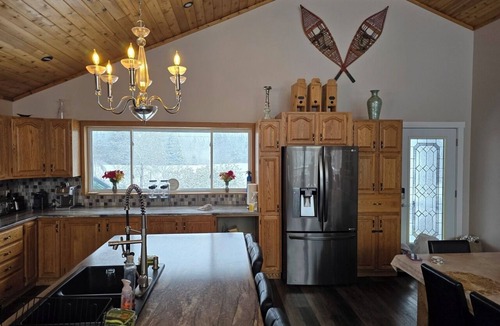 Weslemkoon Cottage | COZY LAKESIDE FALL COTTAGE
