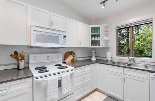 Shawnigan Lake Cottage | Cozy Lakeside Retreat – Family-Friendly with Private Beach, Dock & Hot Tub