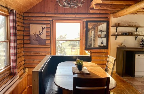 La Minerve Cottage | Cozy log cottage + TreeHouse