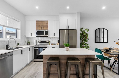 Northwest Edmonton House | Cozy| Luxury|AC| Near West Edmonton Mall |King Bed