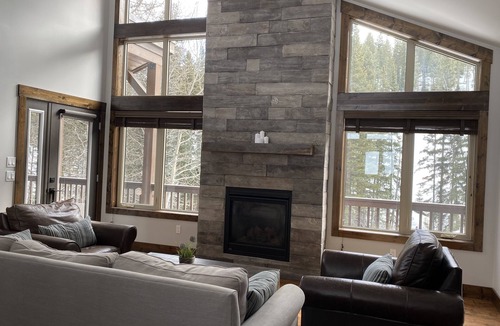 East Kootenay House | Cozy, modern cabin, close to golf course and village amenities.
