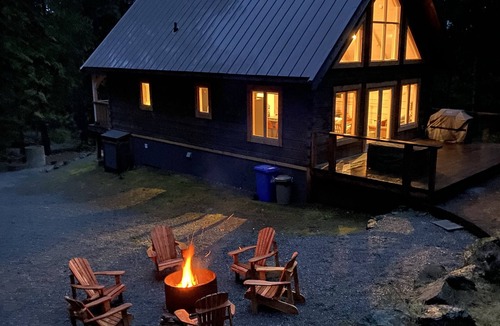 Shawnigan Lake Cabin | Cozy & Modern Shawnigan Lake Cabin