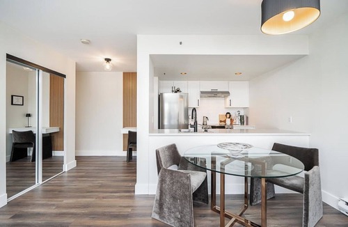 Downtown Vancouver Apartment | Cozy Modern Stay｜Best DT Spot| 7 Min to Seawall