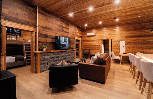 Revelstoke Hotel | Cozy Mountain Getaway with Hot Tub Sleeps Your Whole Group