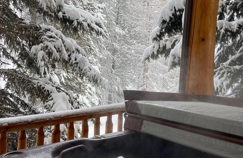 East Kootenay Condo | Cozy Mountain Retreat with Hot tub!
