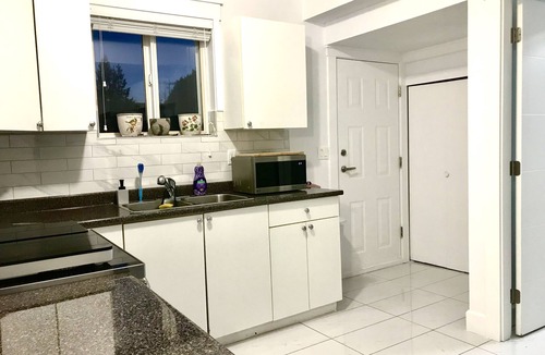 Delta House | Cozy n beautiful 2 bedroom suite -10 min from the beach!