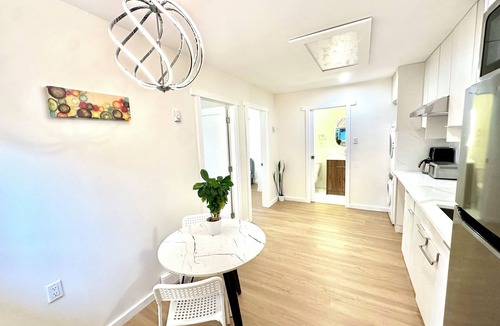 Burnaby House | Cozy new 2-bedroom suite with AC & big private yard in charming Burnaby