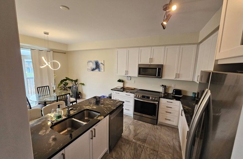 Thorold House | Cozy Niagara Retreat ,15 min drive to Niagara Falls, 4 bdrms, sleeps up to 9