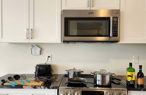 Thorold House | Cozy Niagara Retreat ,15 min drive to Niagara Falls, 4 bdrms, sleeps up to 9