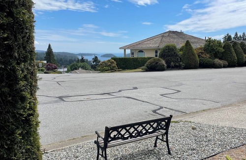 Gibsons House | Cozy Oceanmount 1BR Suite with Sofa Bed – Ideal Escape