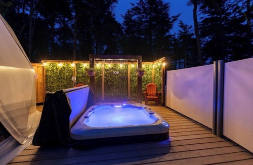 Digby County Cottage | Cozy Point Retreat - Luxury, King Beds & Hot Tub