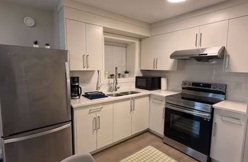 Surrey House | Cozy & Private 2BR Guest Suite