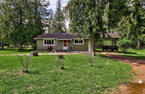 Scotch Creek Cottage | Cozy Private Cottage Near Lake!
