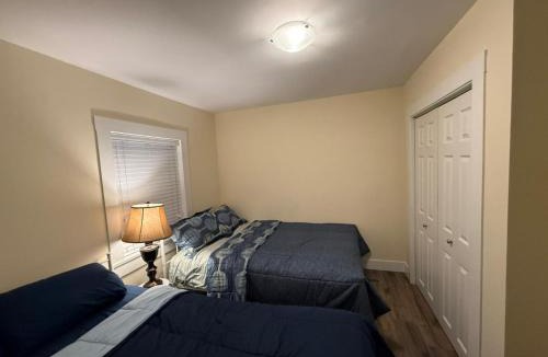 Knight House | Cozy Private Queen Room Commercial Broadway