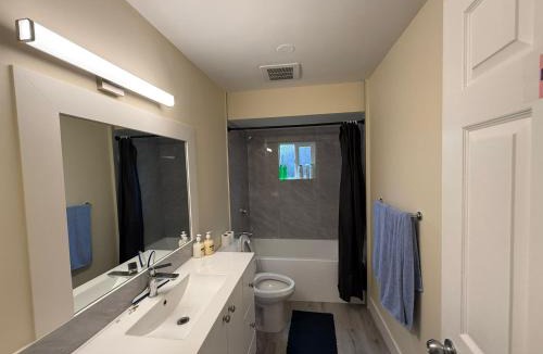 Knight House | Cozy Private Queen Room Commercial Broadway