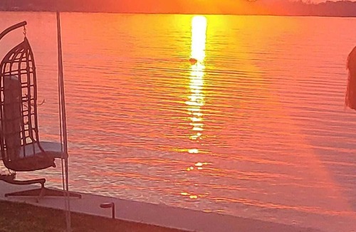 Tay Cottage | Cozy Pura Vida Cottage on i lake with a Million Dollar Sunsets 1 Bedroom