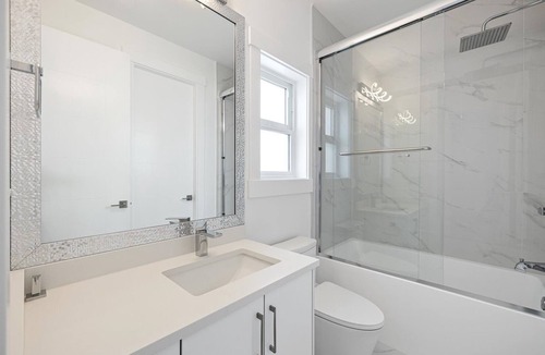 Fleetwood House | Cozy queen bedroom in enjoyable Surrey with AC, WiFi