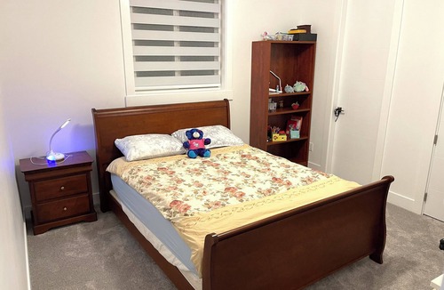 Fleetwood House | Cozy queen bedroom in enjoyable Surrey with AC, WiFi