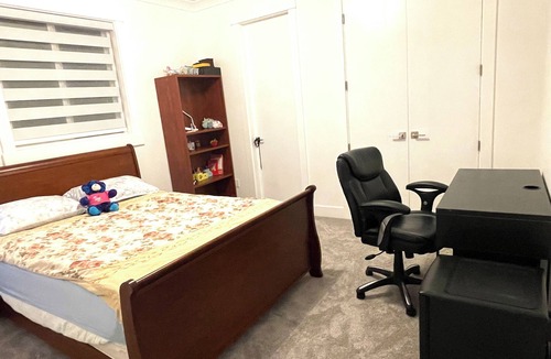 Fleetwood House | Cozy queen bedroom in enjoyable Surrey with AC, WiFi