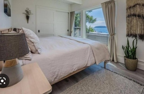 West Sechelt Cottage | Cozy remodeled oceanfront cottage