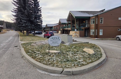 East Kootenay House | Cozy retreat on 17th fairway of golf course, a quick drive to ski hill.