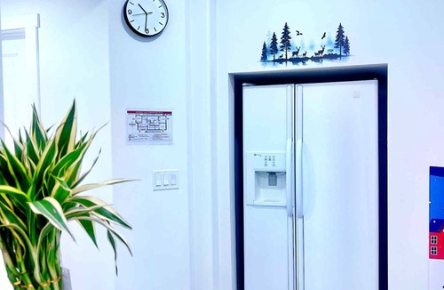 Highland Park House | Cozy Room 3 | Private Entry | Near Airport UofC SAIT | Free Parking