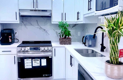 Highland Park House | Cozy Room 3 | Private Entry | Near Airport UofC SAIT | Free Parking