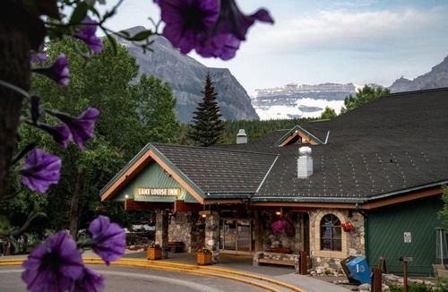 Lake Louise Apartment | Cozy Room in the Mountains | On-Site Ski Lockers!