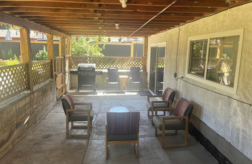 Colwood House | Cozy separate suite+carport parking+ private patio