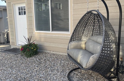 East Hill Cottage | Cozy studio guesthouse centrally located with free parking.