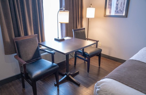 Canmore Hotel | Cozy Suite with free Breakfast, Pool & Waterslide