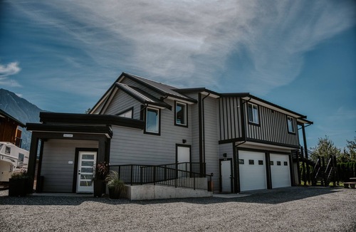 Kent Apartment | Cozy Suite with Mountain Views & Private Hot Tub. Dog-Friendly!