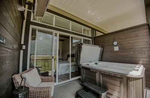 Kent Apartment | Cozy Suite with Mountain Views & Private Hot Tub. Dog-Friendly!