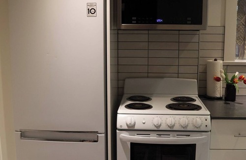Upper Lonsdale Apartment | Cozy Two Bedroom Suite in Home