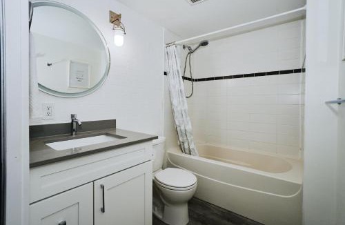 Crosstown Apartment | Cozy Urban Living! 2 mins from BC place, private parking !