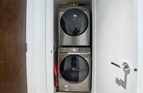 Crosstown Apartment | Cozy Urban Living! 2 mins from BC place, private parking !