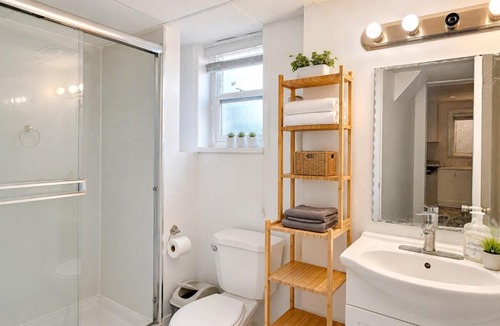 Sunset House | Cozy Vancouver 2BR Suite with Private Entrance