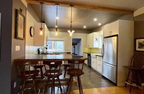 East Kootenay House | Cozy, Warm & Spacious Fernie Bungalow