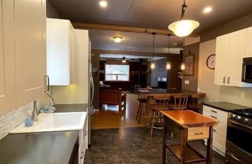 East Kootenay House | Cozy, Warm & Spacious Fernie Bungalow