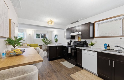 Southeast Edmonton Apartment | Creek - 3BR Modern Suite Near Whyte Ave & Ritchie