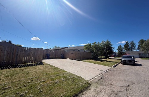 Thompson House | Crew-Friendly 4BR, 2 Living Areas, Free Parking