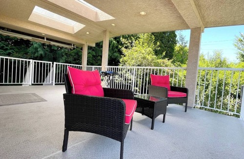 Cordova Bay House | Cross the Street to the Beach & Ocean Views