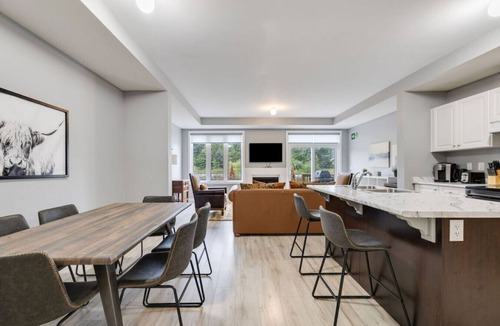 The Blue Mountains Villa | Crosswinds Haven: 3BDR Backing onto Blue Mountain