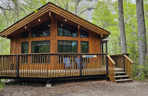 Crowsnest Pass Cabin | Crowsnest River Chalet - Moose