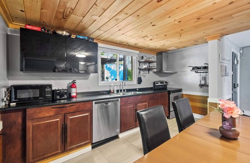 Ontario House | Crystal Beach Waterfront Cottage - Sunset Views!