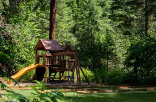 Christina Lake RV Rental | Cute Cabin in Christina Pines Campground